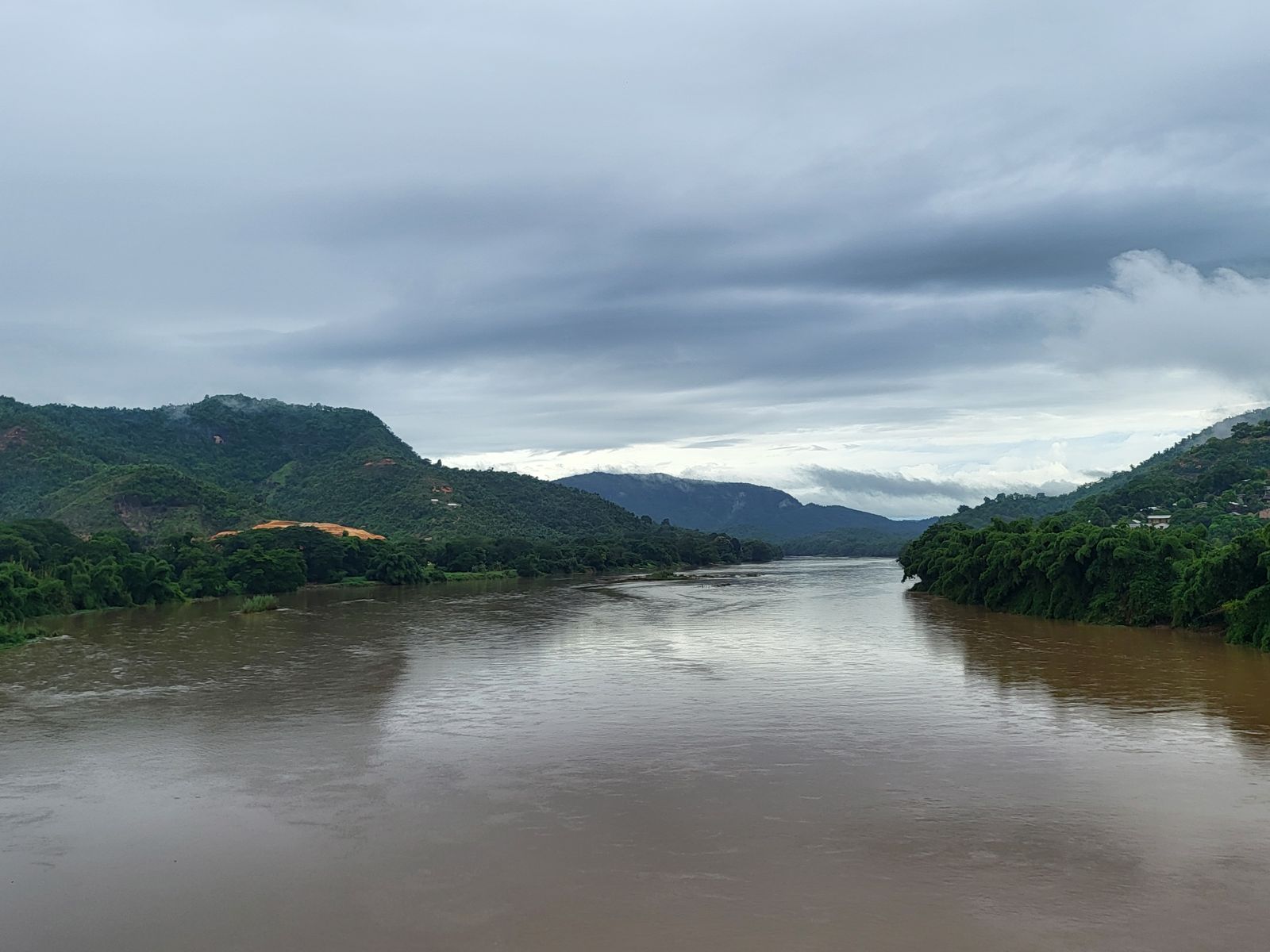 La rivière Sambirano et ses collines boisées