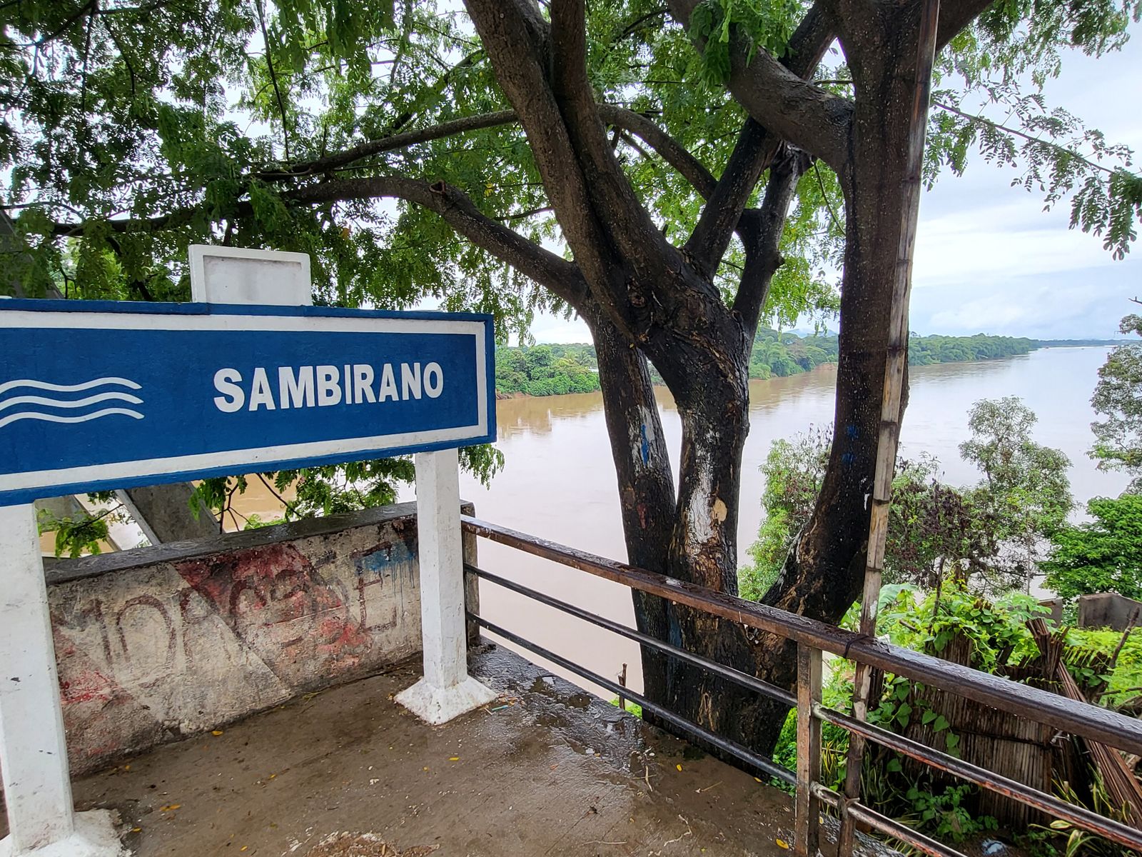 Panneau Sambirano au-dessus de la rivière
